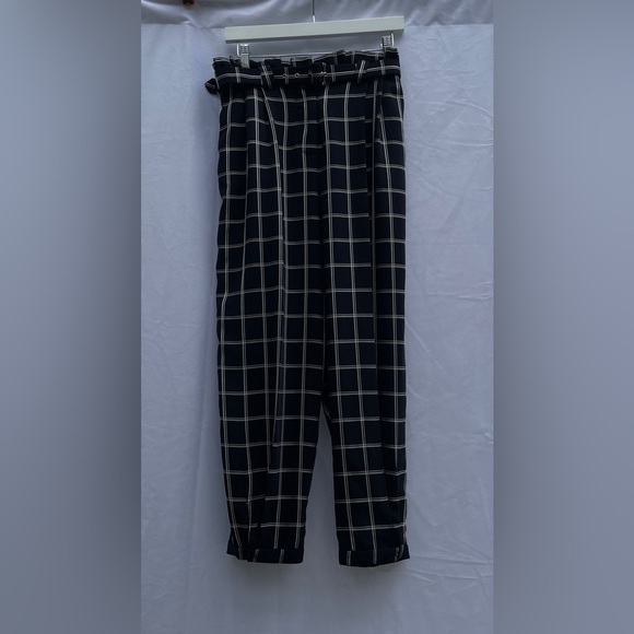 Elizabeth & James Casual Ankle Pants - Picture 7 of 8